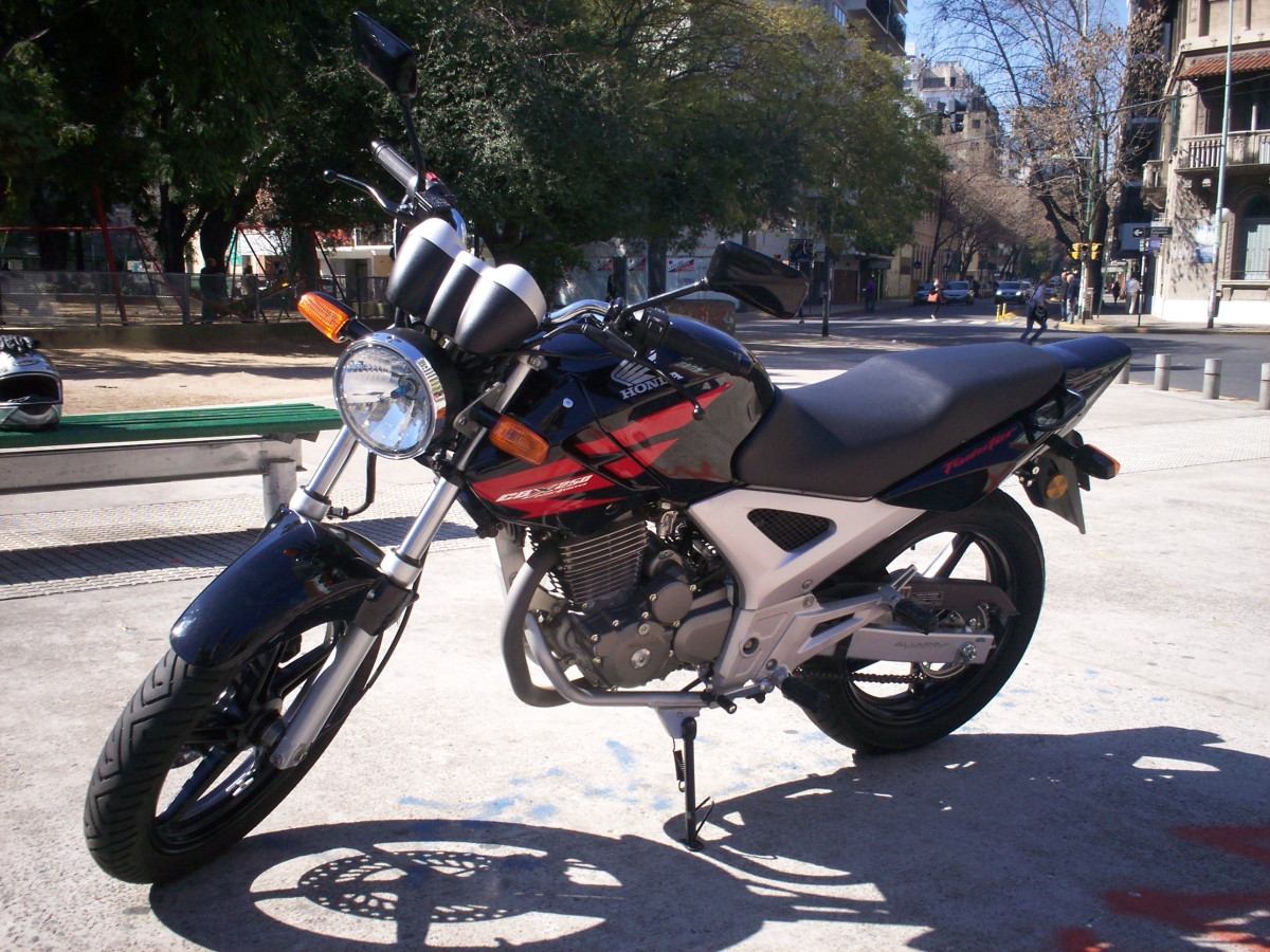 honda-cbx-250-twister-negra-original-impecable_MLA-F-4930036370_082013[1].jpg